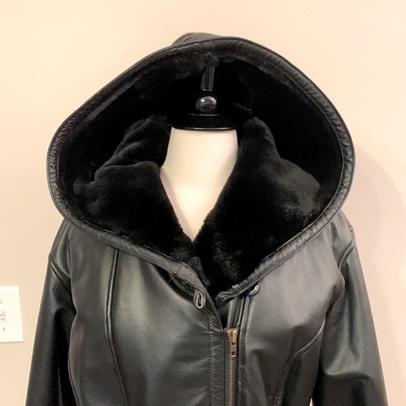 Like new Wilson’s leather coat - Picture 2 of 14